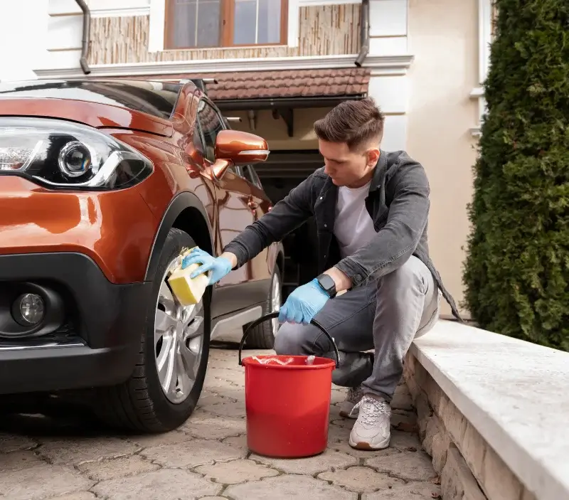 Lavage auto à domicile Moncrabeau : professionnel intervenant sur un véhicule
